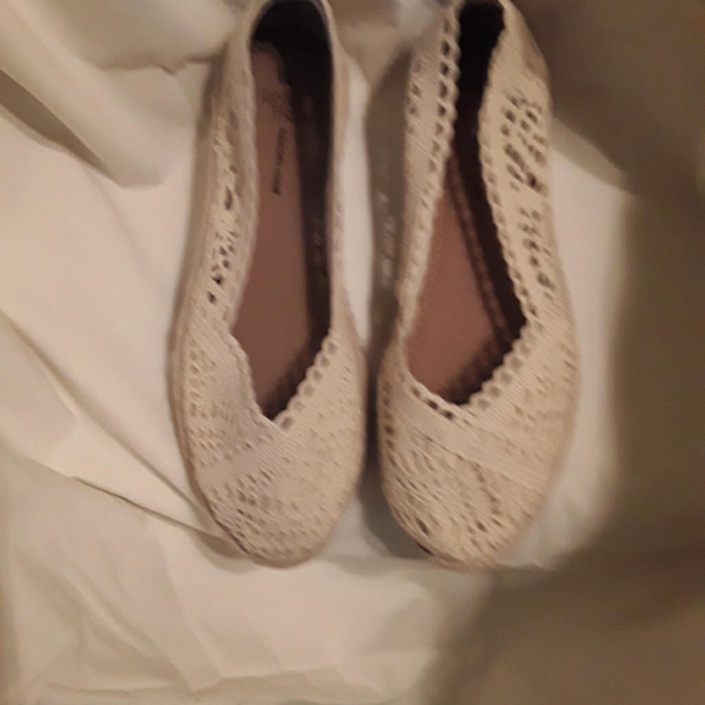 Hard lace shoes .
